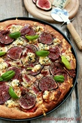 Pizza razowa z figami, gorgonzolą i prosciutto