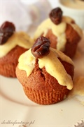 Muffiny daktylowo-cynamonowe z sosem waniliowym