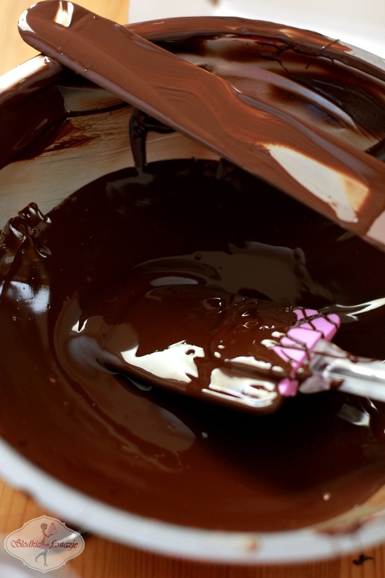 Roztapianie czekolady w kąpieli wodnej